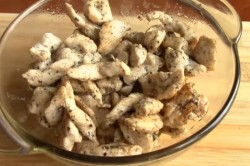 название картинки Салат с жареными грибами и курицей с луком на Новый год