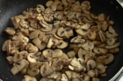 название картинки Салат с жареными грибами и курицей с луком на Новый год