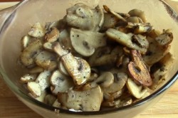 название картинки Салат с жареными грибами и курицей с луком на Новый год