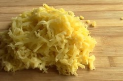 название картинки Салат с жареными грибами и курицей с луком на Новый год