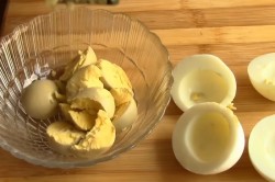 название картинки Салат с жареными грибами и курицей с луком на Новый год