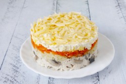 название картинки Салат с жареными грибами и курицей