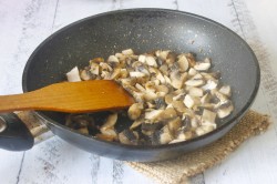 название картинки Салат с жареными грибами и курицей