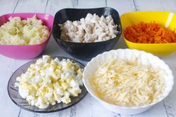 название картинки Салат с жареными грибами и курицей