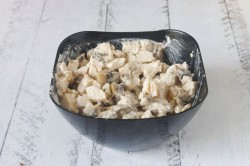 название картинки Салат с жареными грибами и курицей