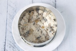 название картинки Салат с жареными грибами и курицей