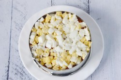 название картинки Салат с жареными грибами и курицей
