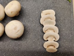 Салат с жареными шампиньонами и курицей