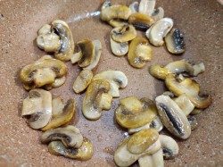 Салат с жареными шампиньонами и курицей