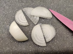 Салат с жареными шампиньонами и курицей