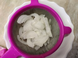 Салат с жареными шампиньонами и курицей