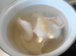 название картинки Салат с кальмарами и горошком