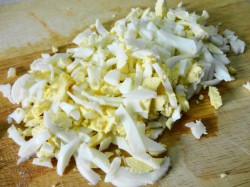 название картинки Салат с кальмарами и горошком