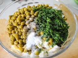 название картинки Салат с кальмарами и горошком