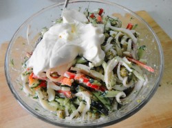 название картинки Салат с кальмарами и горошком