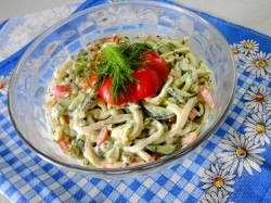 название картинки Салат с кальмарами и горошком