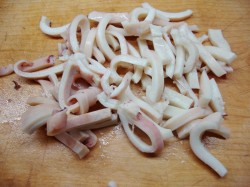 Салат с кальмарами и рисом