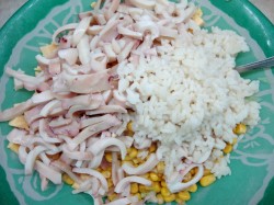 Салат с кальмарами и рисом