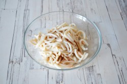 Салат с кальмарами и сыром