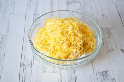 Салат с кальмарами и сыром