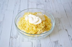 Салат с кальмарами и сыром