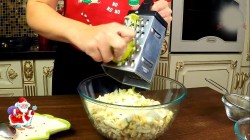 Салат с кальмарами яблоками и яйцами