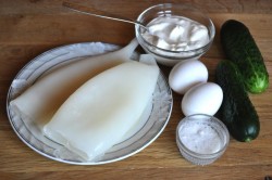 Салат с кальмаром яйцом огурцом сметаной
