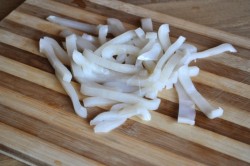 Салат с кальмаром яйцом огурцом сметаной