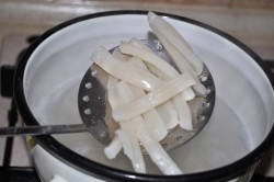 Салат с кальмаром яйцом огурцом сметаной