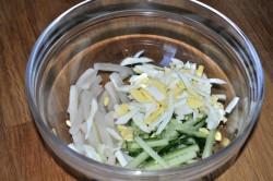 Салат с кальмаром яйцом огурцом сметаной