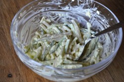 Салат с кальмаром яйцом огурцом сметаной