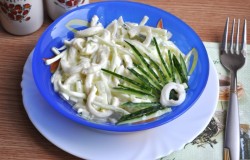 Салат с кальмаром яйцом огурцом сметаной