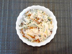 Салат с картошкой фри и курицей