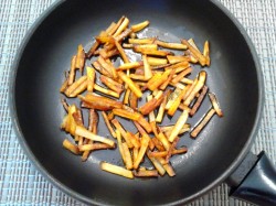 Салат с картошкой фри и курицей