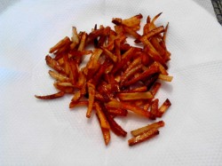 Салат с картошкой фри и курицей