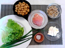 Салат с кириешками и фасолью - шаг 1