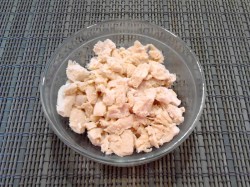 Салат с кириешками и фасолью - шаг 2