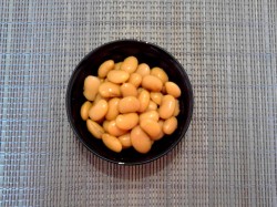 Салат с кириешками и фасолью - шаг 3