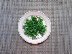 Салат с кириешками и фасолью - шаг 4