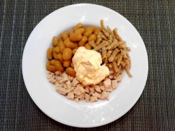 Салат с кириешками и фасолью - шаг 5