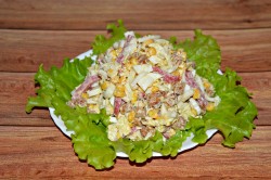 Салат с кириешками и копченой колбасой