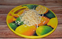 Салат с кириешками и копченой колбасой