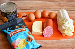 Салат с кириешками и копченой колбасой