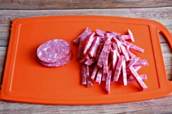 Салат с кириешками и копченой колбасой