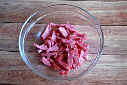 Салат с кириешками и копченой колбасой