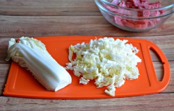 Салат с кириешками и копченой колбасой