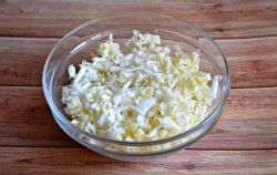 Салат с кириешками и копченой колбасой