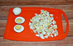 Салат с кириешками и копченой колбасой