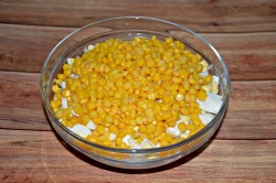 Салат с кириешками и копченой колбасой