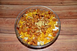 Салат с кириешками и копченой колбасой